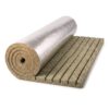 Rollo de lana mineral 6 lb/ft³ con foil de aluminio reforzado para aislamiento térmico de tuberías, tanques y equipos industriales.